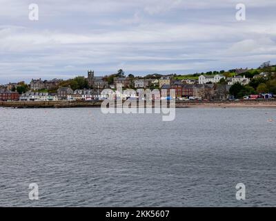 Blick auf die Küste und Landschaft von Millport, der einzigen Stadt auf Great Cumbrae Isle, vor der Küste von North Ayrshire, Firth of Clyde, Schottland, Großbritannien. Stockfoto