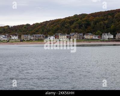 Menschen, die am Strand von Millport, der einzigen Stadt auf der Insel Great Cumbrae, vor der Küste von North Ayrshire, Schottland, spazieren gehen, graben. Stockfoto