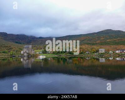 Castle Carrick, mit Reflexionen in Loch Goil an einem nebeligen Oktober, Herbst, Morgen, Cowal Halbinsel, Argyll und Bute, Schottland, Großbritannien. Stockfoto