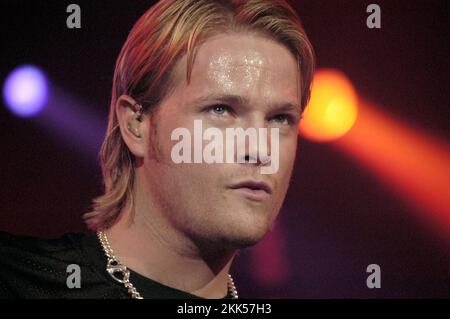 WESTLIFE, PEAK FAME, KONZERT, 2003: Kian Egan von der irischen Boyband Westlife auf dem Höhepunkt ihres frühen Karriereerfolgs am 13. April 2003 bei Cardiff CIA in Wales. Foto: Rob Watkins. INFO: Westlife, gegründet 1998 in Dublin, Irland, wurde zu einer der erfolgreichsten Boybands aller Zeiten. Ihre harmonischen Vocals und Balladen-getriebenen Popsongs fesselten das Publikum weltweit und brachten ihm zahlreiche Auszeichnungen und Auszeichnungen ein. Stockfoto