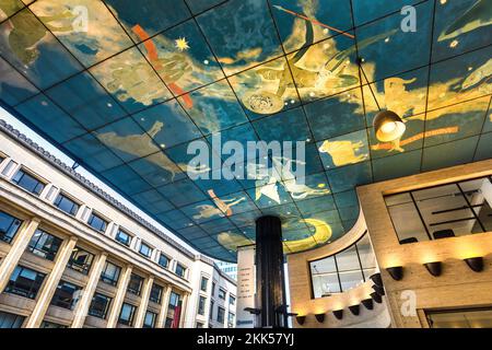 Astrologisches Thema bemalte Decke in der Galerie Ravenstein, Brüssel, Belgien. Stockfoto