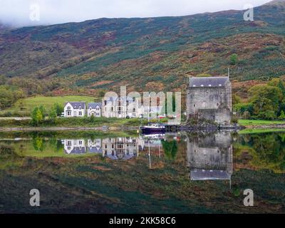 Castle Carrick, mit Reflexionen in Loch Goil an einem nebeligen Oktober, Herbst, Morgen, Cowal Halbinsel, Argyll und Bute, Schottland, Großbritannien. Stockfoto