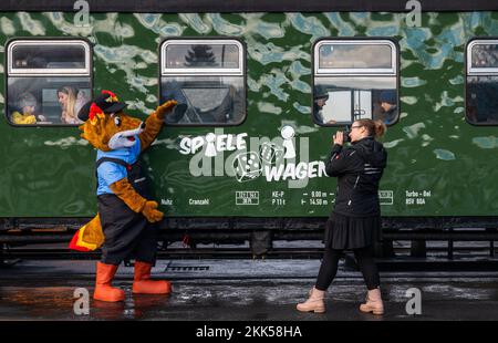 Oberwiesenthal, Deutschland. 25.. November 2022. Stephanie Arnold, Marketing-Managerin der Saxon Steam Railway Company (SDG), fotografiert bei der Eröffnung des neuen Spielwagens der Fichtelbergbahn das Maskottchen „Fire Fox“. Es ist das erste Wildauto auf einer sächsischen Schmalspurbahn. Die sächsische Dampfeisenbahngesellschaft (SDG) investierte 11.500 Euro in die Umrüstung und Konstruktion des Autos. Kredit: Kristin Schmidt/dpa/Alamy Live News Stockfoto