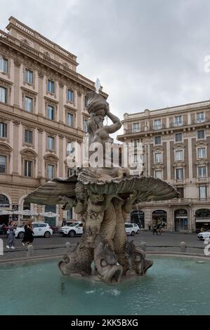 Rom, Italien - 22. Oktober 2022: Der Triton-Brunnen befindet sich in der Nähe der Stadttore von Valletta, Malta. Es besteht aus drei Bronzetrinnen, die ein l unterstützen Stockfoto