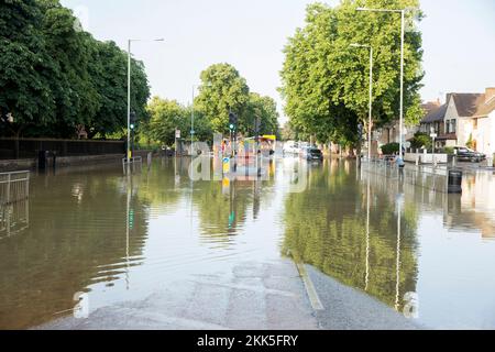 Ein Teil der Longbridge Road, East London, ist angeblich durch eine geplatzte Wasserleitung überflutet. Stockfoto