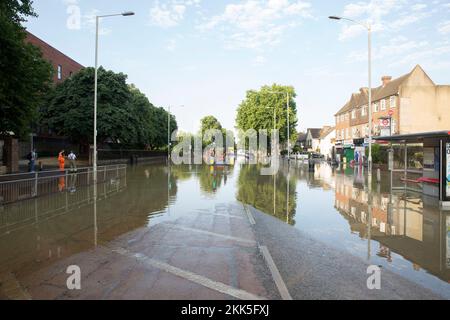 Ein Teil der Longbridge Road, East London, ist angeblich durch eine geplatzte Wasserleitung überflutet. Stockfoto