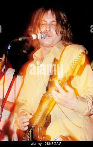 David McCabe, Sänger und Gitarrist bei DEN ZUTONS im Cardiff Welsh Club, 5. Februar 2004. Stellen Sie sich ROB WATKINS vor. INFO: The Zutons, eine britische Indie-Rock-Band, die 2001 gegründet wurde, lieferte einen unverwechselbaren Sound, der Rock, Soul und Funk miteinander verbindet. Ihr Hit „Valerie“ erlangte internationale Anerkennung. Alben wie 'Who Killed...... Die Zutons?“ Sie präsentierte ihren energischen und genreübergreifenden Ansatz, der zur Indie-Szene Mitte der 2000er Jahre beitrug. Stockfoto