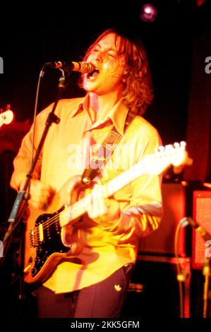 David McCabe, Sänger und Gitarrist bei DEN ZUTONS im Cardiff Welsh Club, 5. Februar 2004. Stellen Sie sich ROB WATKINS vor. INFO: The Zutons, eine britische Indie-Rock-Band, die 2001 gegründet wurde, lieferte einen unverwechselbaren Sound, der Rock, Soul und Funk miteinander verbindet. Ihr Hit „Valerie“ erlangte internationale Anerkennung. Alben wie 'Who Killed...... Die Zutons?“ Sie präsentierte ihren energischen und genreübergreifenden Ansatz, der zur Indie-Szene Mitte der 2000er Jahre beitrug. Stockfoto