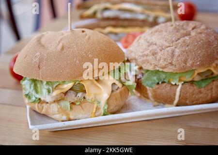 Alternative gesunde Fastfood - Burger mit veganen Schnitzeln und gesunde Sandwiches mit Austernpilzen. Richtige Ernährung. Stockfoto