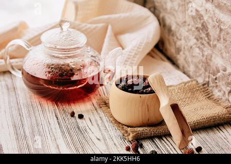 Biologisches Rosehip, Heidelbeere, rote Kakaobeere, Kräutertee mit Preiselbeeren. Vitaminierter, immun verstärkender Tee. Stockfoto