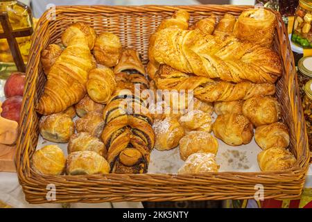 Frisch gebackenes süßes Gebäck verschiedene Sorten im Korb Stockfoto