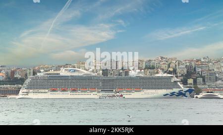 Regal Princess, ein riesiges Kreuzfahrtschiff, das am Terminal von Galataport angelegt hat, einem Bauprojekt mit gemischter Nutzung am Ufer der Bosporus-Straße, im Viertel Karakoy, Istanbul, Türkei Stockfoto