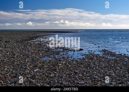 Blick auf das Meer und Stein in Pagham, West Sussex, Großbritannien Stockfoto