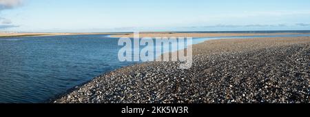 Blick auf das Meer und Stein in Pagham, West Sussex, Großbritannien Stockfoto