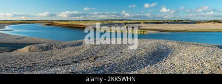 Blick auf das Meer und Stein in Pagham, West Sussex, Großbritannien Stockfoto