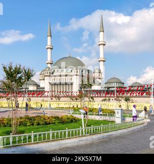 Istanbul, Türkei - September 2 2022: Fußgänger, die an einem sonnigen Sommertag vor der Taksim-Moschee, am Taksim-Platz, im Beyoglu-Viertel im Zentrum von Istanbul spazieren Stockfoto