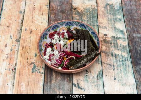 Der Salat ist im Allgemeinen ein Gericht, das kalte Gemüsesorten wie Salat, Rucola oder Spinat und verschiedene aufgeschnittene, gemischte und gemachte Gemüsesorten kombiniert Stockfoto