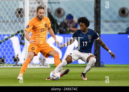 DOHA, KATAR - 25. NOVEMBER: Daley Blind of the Netherlands kämpft mit Angelo Preciado von Ecuador um den Ball während des Spiels Gruppe A - FIFA Weltmeisterschaft Katar 2022 zwischen den Niederlanden und Ecuador im Khalifa International Stadium am 25. November 2022 in Doha, Katar (Foto von Pablo Morano/BSR Agency) Guthaben: BSR Agency/Alamy Live News Stockfoto