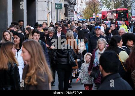 Oxford Street, London, Großbritannien. 25.. November 2022. Black-Friday-Verkäufe im Londoner West End. Kredit: Matthew Chattle/Alamy Live News Stockfoto