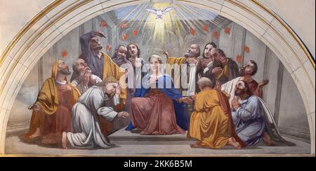 ANNECY, FRANKREICH - 11. JULI 2022: Das Pfingstfresko in der Kirche Notre Dame de Lellis von J. Srellio (1948). Stockfoto