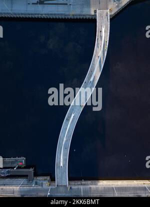 Luftaufnahme von der Drohne der Tradeston Bridge (Squiggly Footbridge) über den Fluss Clyde im Stadtzentrum von Glasgow, Schottland, Großbritannien Stockfoto