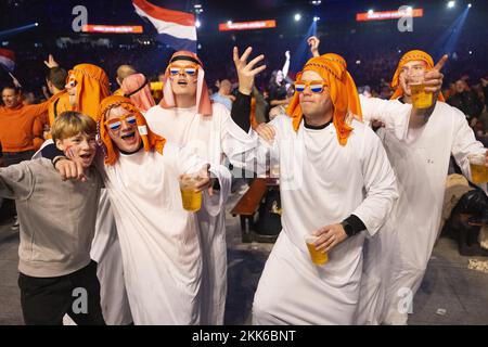 Amsterdam. Niederlande. 25.. November 2022. AMSTERDAM - etwa 30.000 Besucher sehen das zweite Gruppenspiel der niederländischen Nationalmannschaft gegen Ecuador bei der Weltmeisterschaft in Katar auf großen Leinwänden in der Johan Cruijff Arena. ANP RAMON VAN FLYMEN netherlands Out - belgium Out Credit: ANP/Alamy Live News Credit: ANP/Alamy Live News Credit: ANP/Alamy Live News Stockfoto