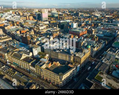 Luftaufnahme von der Drohne der Skyline des Stadtzentrums von Glasgow, Schottland, Großbritannien Stockfoto