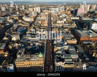 Luftaufnahme von der Drohne der Buchanan Street und der Skyline des Stadtzentrums von Glasgow, Schottland, Großbritannien Stockfoto