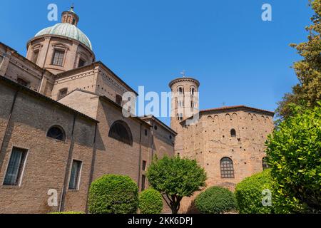 Die Metropolitanische Kathedrale der Auferstehung unseres Herrn Jesus Christus, der Glockenturm. Baptisterium von Neon. Ravenna, Italien, Europa, EU. Blauer Himmel, Kopierraum Stockfoto