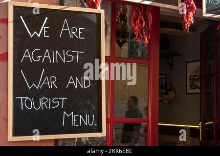 Wir sind gegen Krieg und Touristenmenü. Konzept ironische Friedensbotschaft gegen Krieg, auf einer Tafel, Schild vor einem Restaurant in Rom, Italien, Europa, EU. Stockfoto