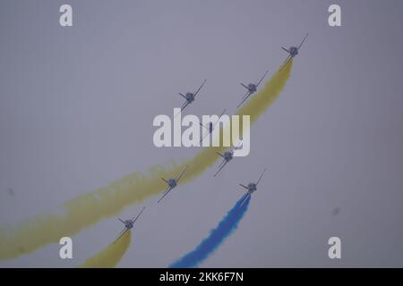 Nanchang, Chinas Provinz Jiangxi. 25.. November 2022. Flugzeuge des Hongying-Aerobatikteams treten am 25. November 2022 auf der Nanchang Air Show in Nanchang in der Provinz Jiangxi im Osten Chinas auf. Die China Aviation Industry Conference 2022 und die Nanchang Air Show starteten hier am Freitag. Kredit: Zhou Mi/Xinhua/Alamy Live News Stockfoto