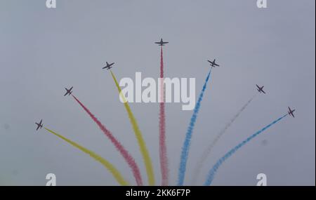 Nanchang, Chinas Provinz Jiangxi. 25.. November 2022. Flugzeuge des Hongying-Aerobatikteams treten am 25. November 2022 auf der Nanchang Air Show in Nanchang in der Provinz Jiangxi im Osten Chinas auf. Die China Aviation Industry Conference 2022 und die Nanchang Air Show starteten hier am Freitag. Kredit: Zhou Mi/Xinhua/Alamy Live News Stockfoto