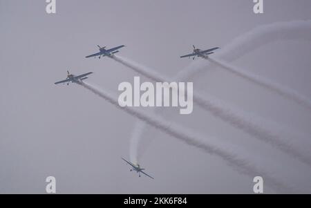 Nanchang, Chinas Provinz Jiangxi. 25.. November 2022. Flugzeuge von zwei russischen Aerobatikteams treten gemeinsam auf der Nanchang Air Show in Nanchang, Ostchina Provinz Jiangxi, am 25. November 2022 auf. Die China Aviation Industry Conference 2022 und die Nanchang Air Show starteten hier am Freitag. Kredit: Zhou Mi/Xinhua/Alamy Live News Stockfoto