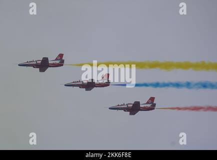 Nanchang, Chinas Provinz Jiangxi. 25.. November 2022. Flugzeuge des Hongying-Aerobatikteams treten am 25. November 2022 auf der Nanchang Air Show in Nanchang in der Provinz Jiangxi im Osten Chinas auf. Die China Aviation Industry Conference 2022 und die Nanchang Air Show starteten hier am Freitag. Kredit: Zhou Mi/Xinhua/Alamy Live News Stockfoto