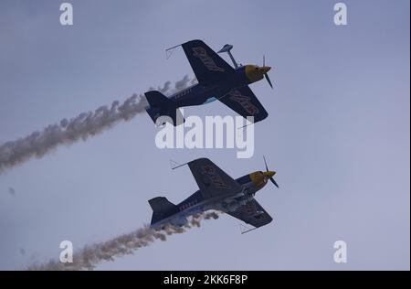 Nanchang, Chinas Provinz Jiangxi. 25.. November 2022. Flugzeuge eines südafrikanischen Aerobatikteams treten am 25. November 2022 auf der Nanchang Air Show in Nanchang in der Provinz Jiangxi im Osten Chinas auf. Die China Aviation Industry Conference 2022 und die Nanchang Air Show starteten hier am Freitag. Kredit: Zhou Mi/Xinhua/Alamy Live News Stockfoto