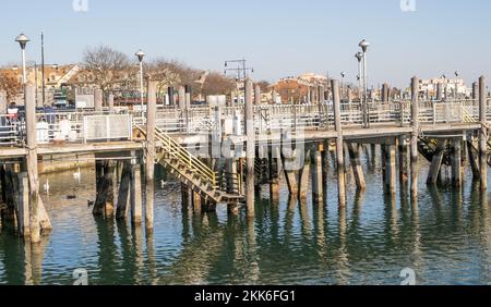 Emmons Ave, Brooklyn, New York - 23. November 2022: Naturlandschaft mit Schwanen, Wasserkanal und Pier Stockfoto