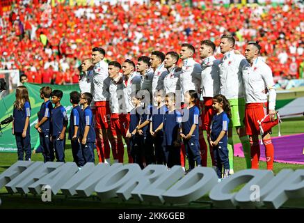 25.. November 2022; Ahmed bin Ali Stadium, Al Rayyan, Katar; FIFA Fußball-Weltmeisterschaft, Wales gegen Iran; Spieler von Wales stellen sich zusammen, um ihre Nationalhymne zu singen Stockfoto