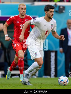 Ar Rayyan, Katar. 25.. November 2022. Saeid EZATOLAHI (Iran) und Aaron RAMSEY (Walesbetween Wales and Iran) im Ahmad bin Ali Stadium in Ar-Rayyan, Katar, am 25. November 2022 (Foto: Andrew Surma/Credit: SIPA USA/Alamy Live News Stockfoto