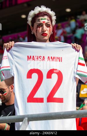 Ar Rayyan, Katar. 25.. November 2022. Der iranische Fan beim FIFA-Weltmeisterschaftsspiel Katar 2022 Gruppe B zwischen Wales und Iran im Ahmad bin Ali Stadium in Ar-Rayyan, Katar, am 25. November 2022 (Foto: Andrew Surma/Credit: SIPA USA/Alamy Live News) Stockfoto