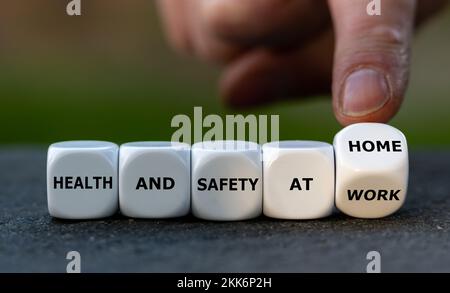 Würfel bilden die Begriffe „Gesundheit und Sicherheit am Arbeitsplatz“ und „Gesundheit und Sicherheit zu Hause“. Stockfoto