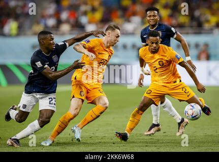 AL-RAYYAN - (LR) Moises Caicedo aus Ecuador, Teun Koopmeiners aus Holland, Michael Estrada aus Ecuador und Jurrien Timber aus Holland während des FIFA-Weltmeisterschaftsspiels Katar 2022: Ein Spiel zwischen den Niederlanden und Ecuador im Khalifa International Stadium am 25. November 2022 in Al Rayyan, Katar. ANP KOEN VAN WEEL Credit: ANP/Alamy Live News Credit: ANP/Alamy Live News Stockfoto