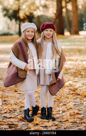 Glückliche Kinder kuscheln in einem schönen Herbstpark Stockfoto
