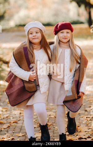 Glückliche Kinder kuscheln in einem schönen Herbstpark Stockfoto