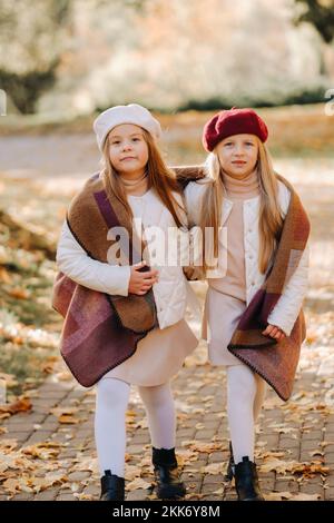 Glückliche Kinder kuscheln in einem schönen Herbstpark Stockfoto