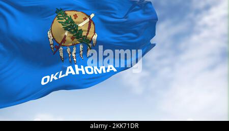 Nahaufnahme der Oklahoma Staatsflagge, die winkt. Oklahoma ist ein Bundesstaat in der südlichen Zentralregion der Vereinigten Staaten. Texturierter Hintergrund. Ausw Stockfoto