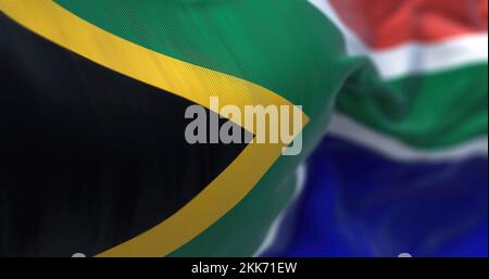 Nahaufnahme der südafrikanischen Nationalflagge, die im Wind winkt. Die Republik Südafrika ist das südlichste Land Afrikas. Stoffstruktur Stockfoto