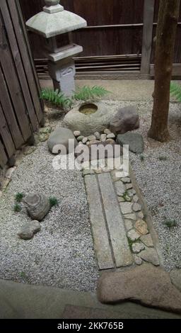 Innengarten „Tsuboniwa“ eines traditionellen Hauses in Kyoto (Kyomachiya) Stockfoto