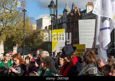 London, Großbritannien. 22.. November 2022. Demonstration außerhalb der Abteilung für Kultur, Medien und Sport gegen Kürzungen des Kunstbudgets Stockfoto