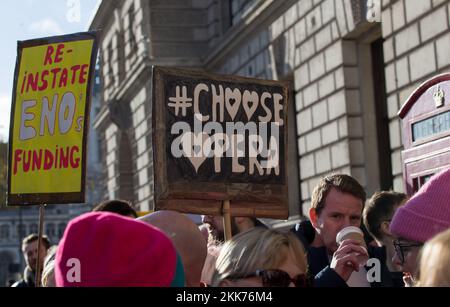 London, Großbritannien. 22.. November 2022. Demonstration außerhalb der Abteilung für Kultur, Medien und Sport gegen Kürzungen des Kunstbudgets Stockfoto