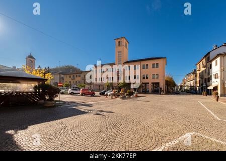 Boves, Cuneo, Italien - 22. November 2022: piazza Italia mit Rathausgebäude mit Blick auf den Turm von der Via Triest Stockfoto